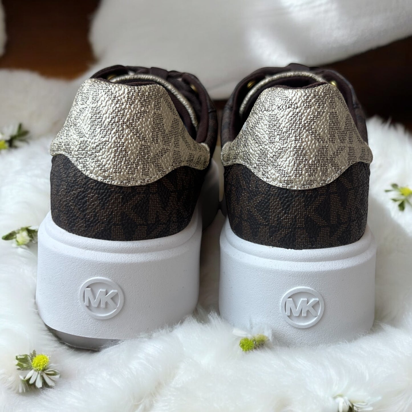 Tenis Michael K chocolate con detalles dorados