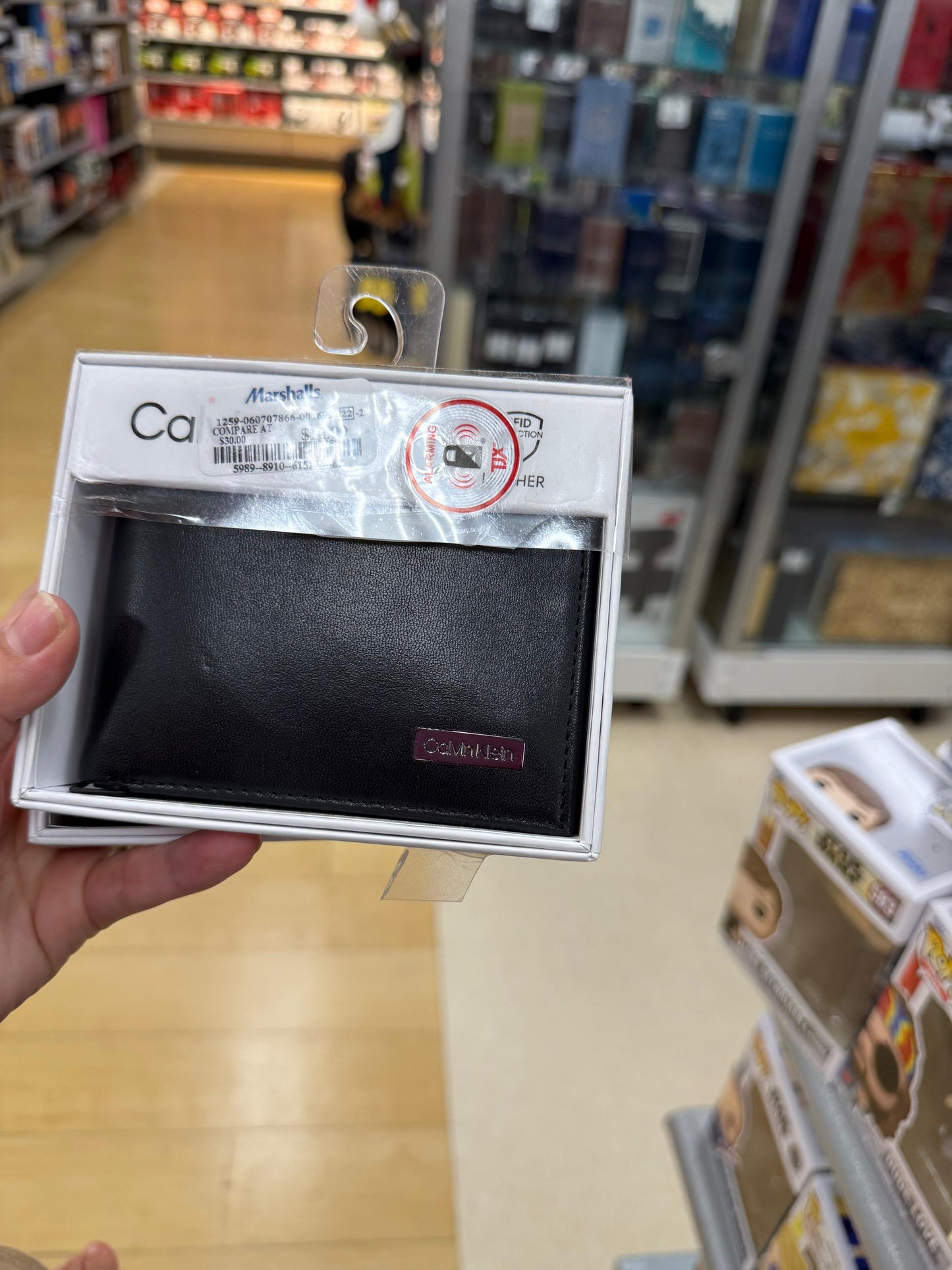 Cartera Calvin K negra con placa plateada