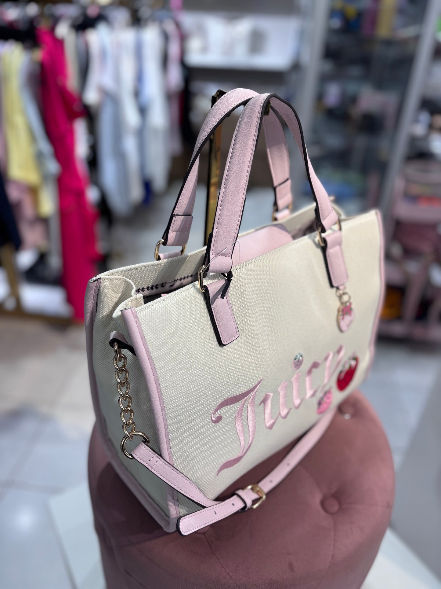 Tote Juicy C crema con rosa y dije de fresa