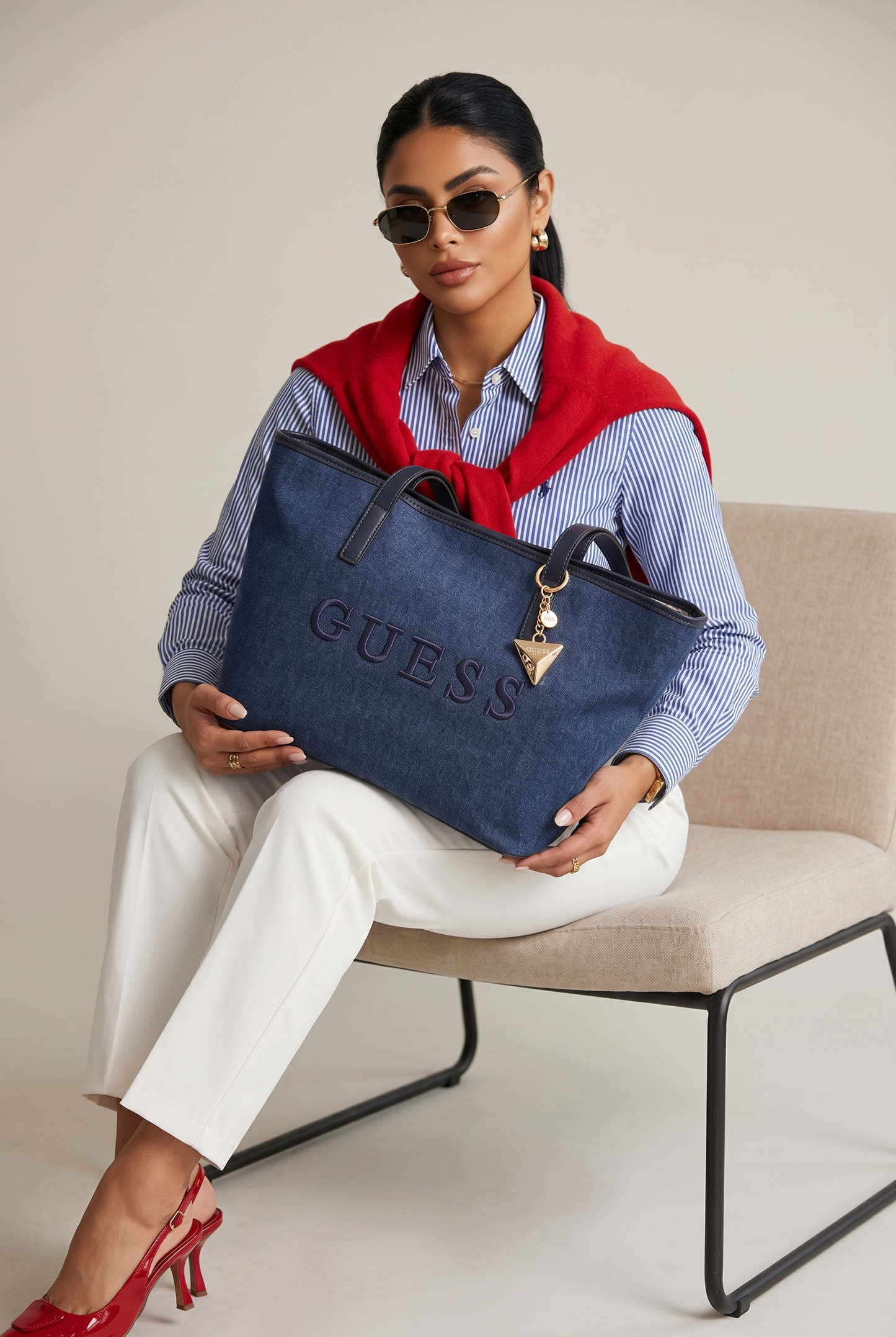 Tote Guess azul mezclilla con Charm dorado