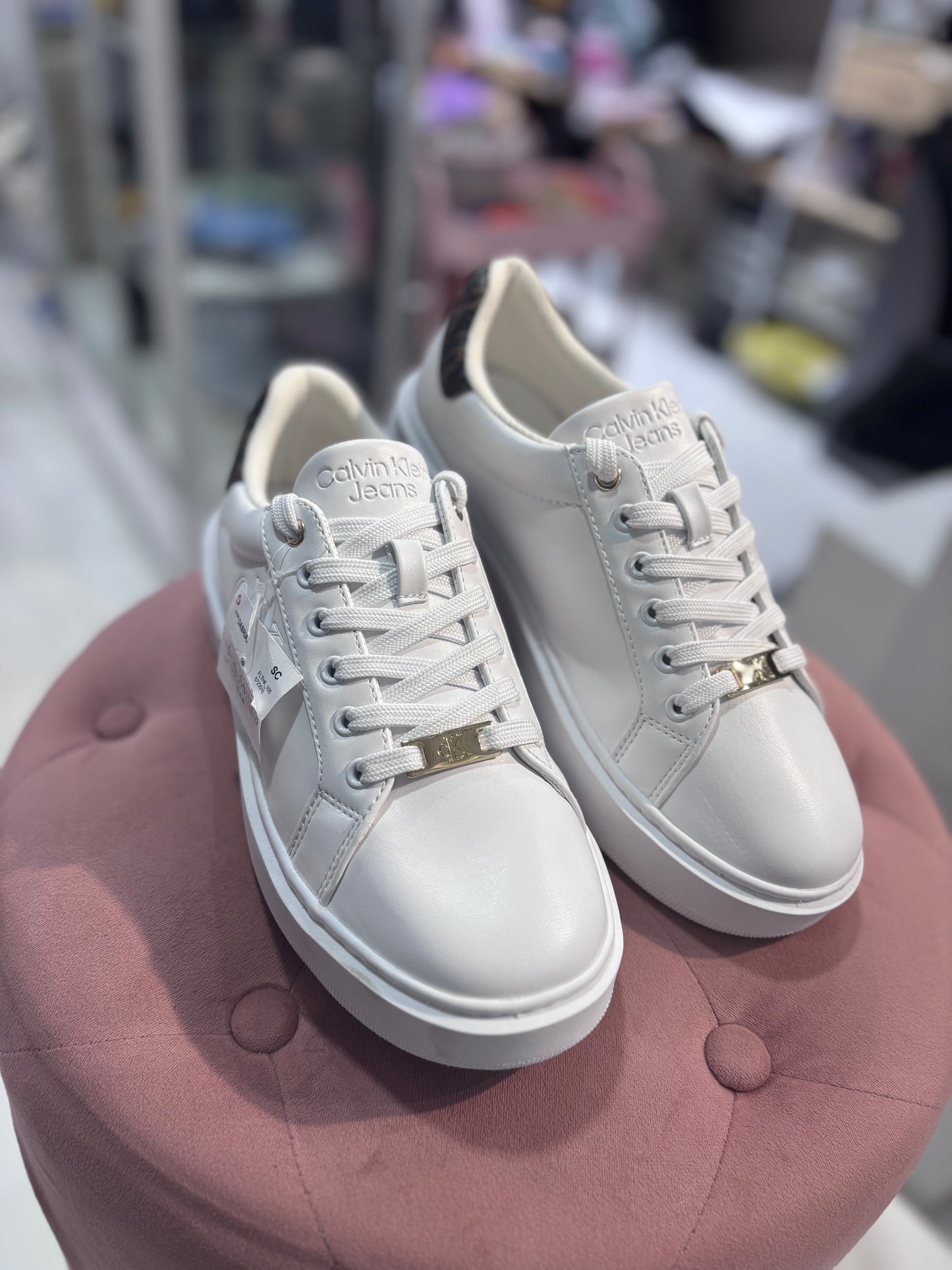 Tenis Calvin k blancos con detalles café en la parte de atrás