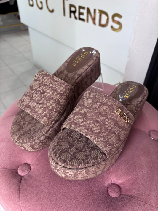 Sandalias Guess café con monogram
