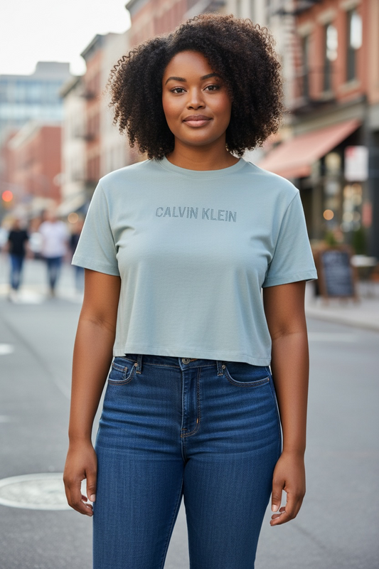 Playera Calvin k verde con letras con brillos