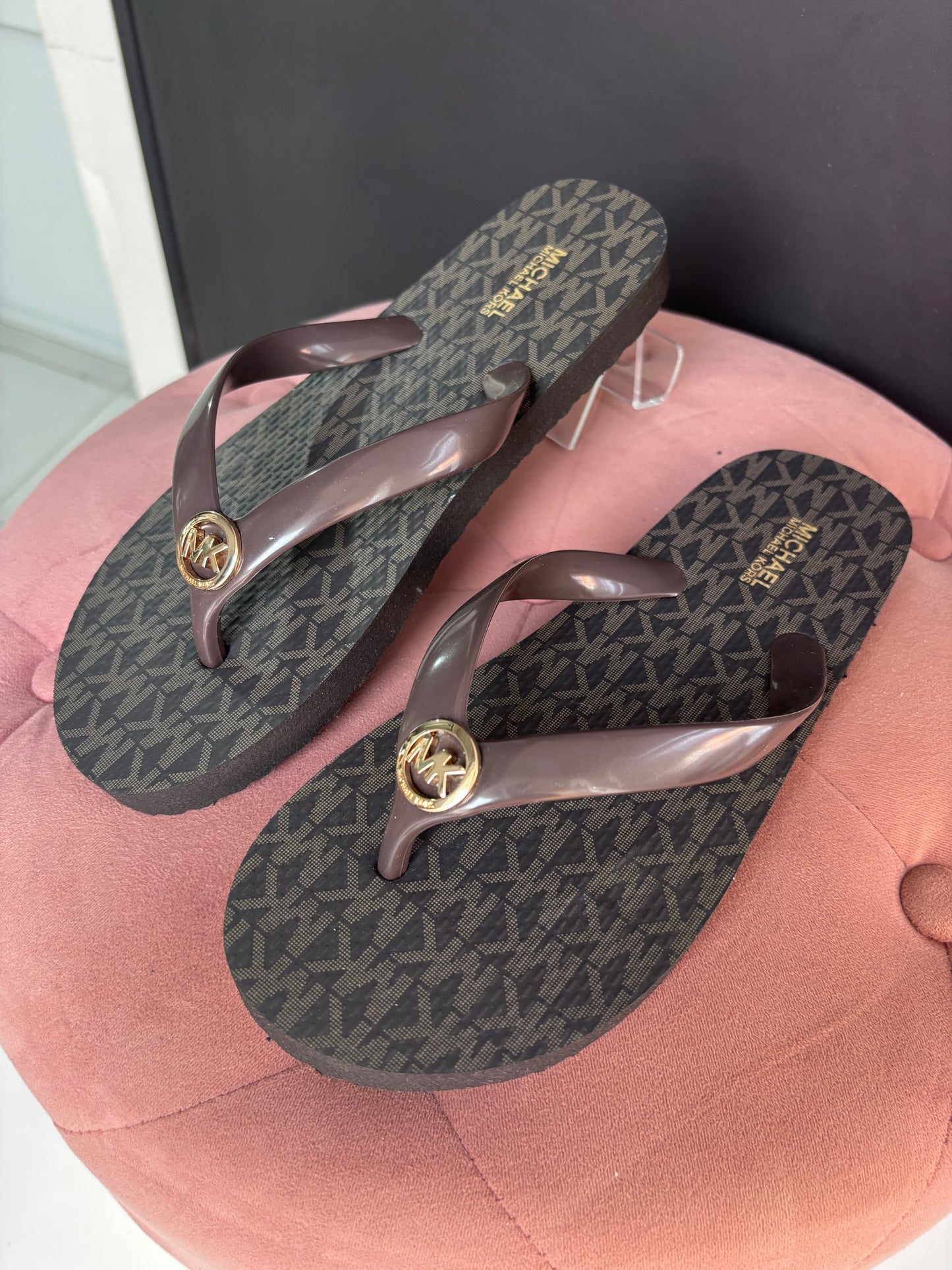 Sandalias Michael K chocolate con monogram y placa dorada