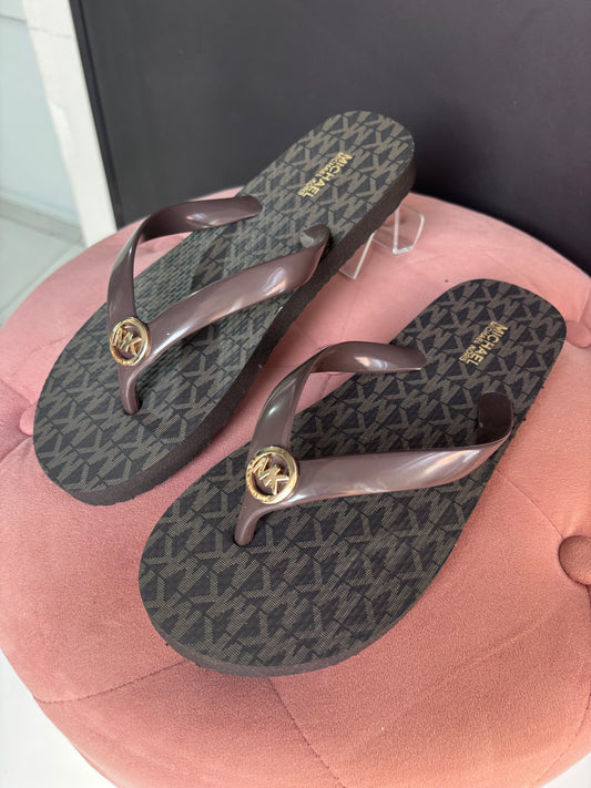 Sandalias Michael K chocolate con monogram y placa dorada