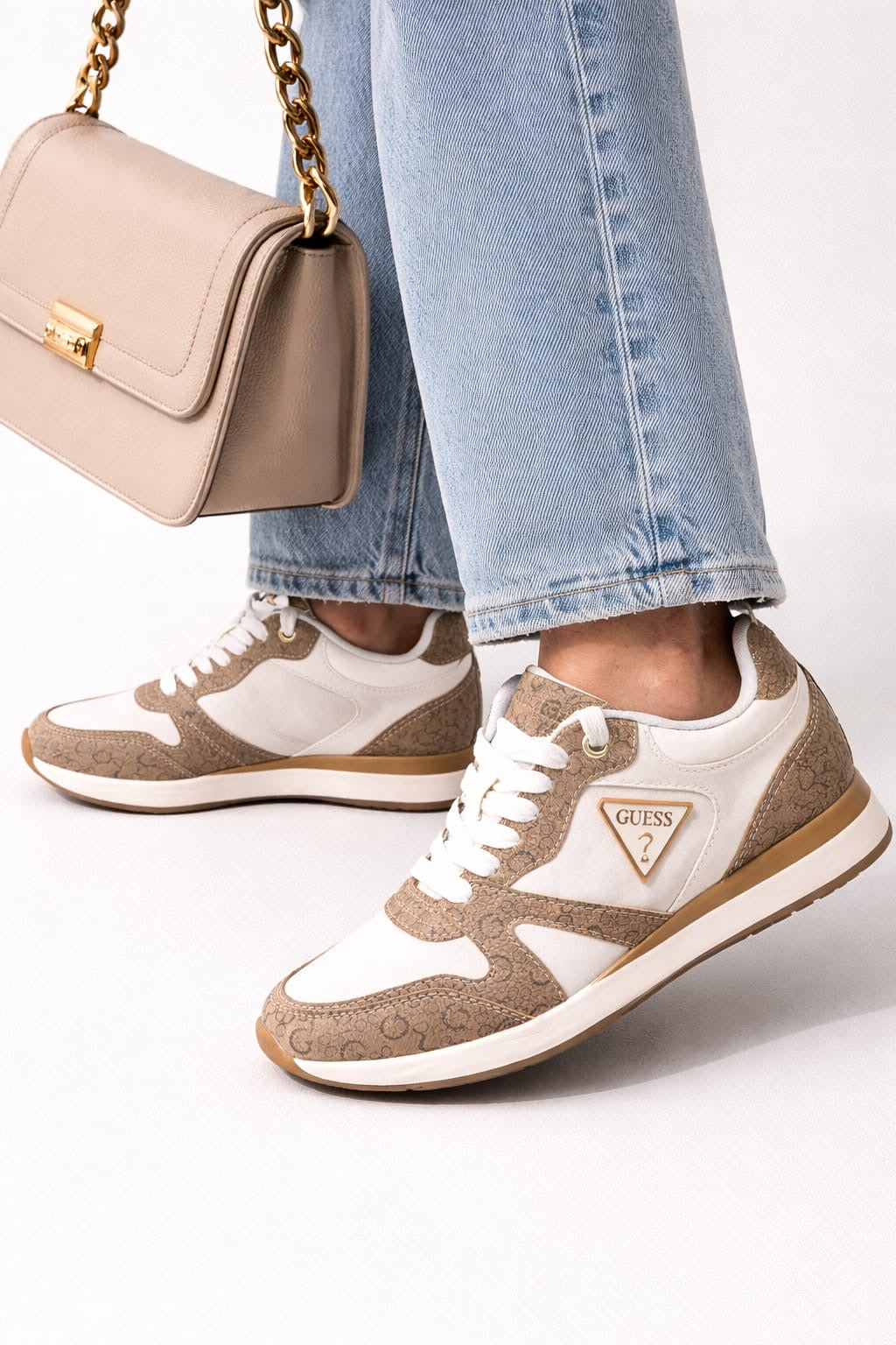 Tenis Guess blancos/camel y monogram, placa en color blanca