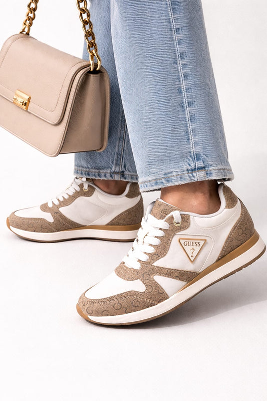 Tenis Guess blancos/camel y monogram, placa en color blanca