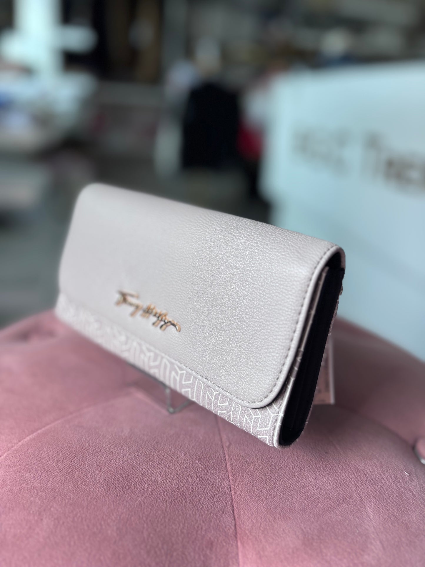 Cartera Tommy Hilfiger gris con monogram