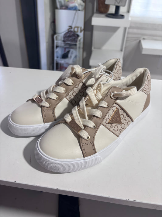 Tenis Guess beige con placa