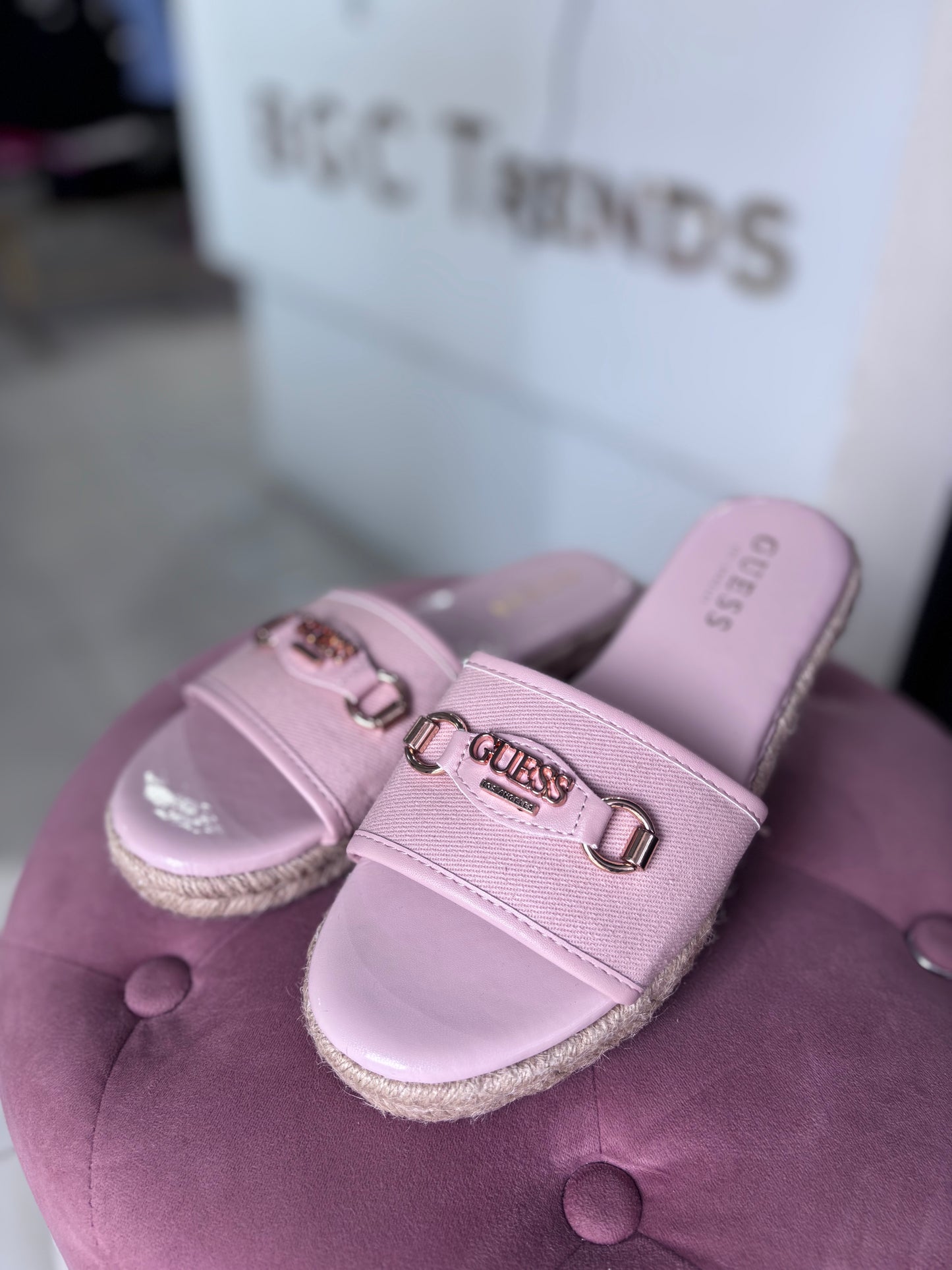 Sandalias Guess rosa con placa