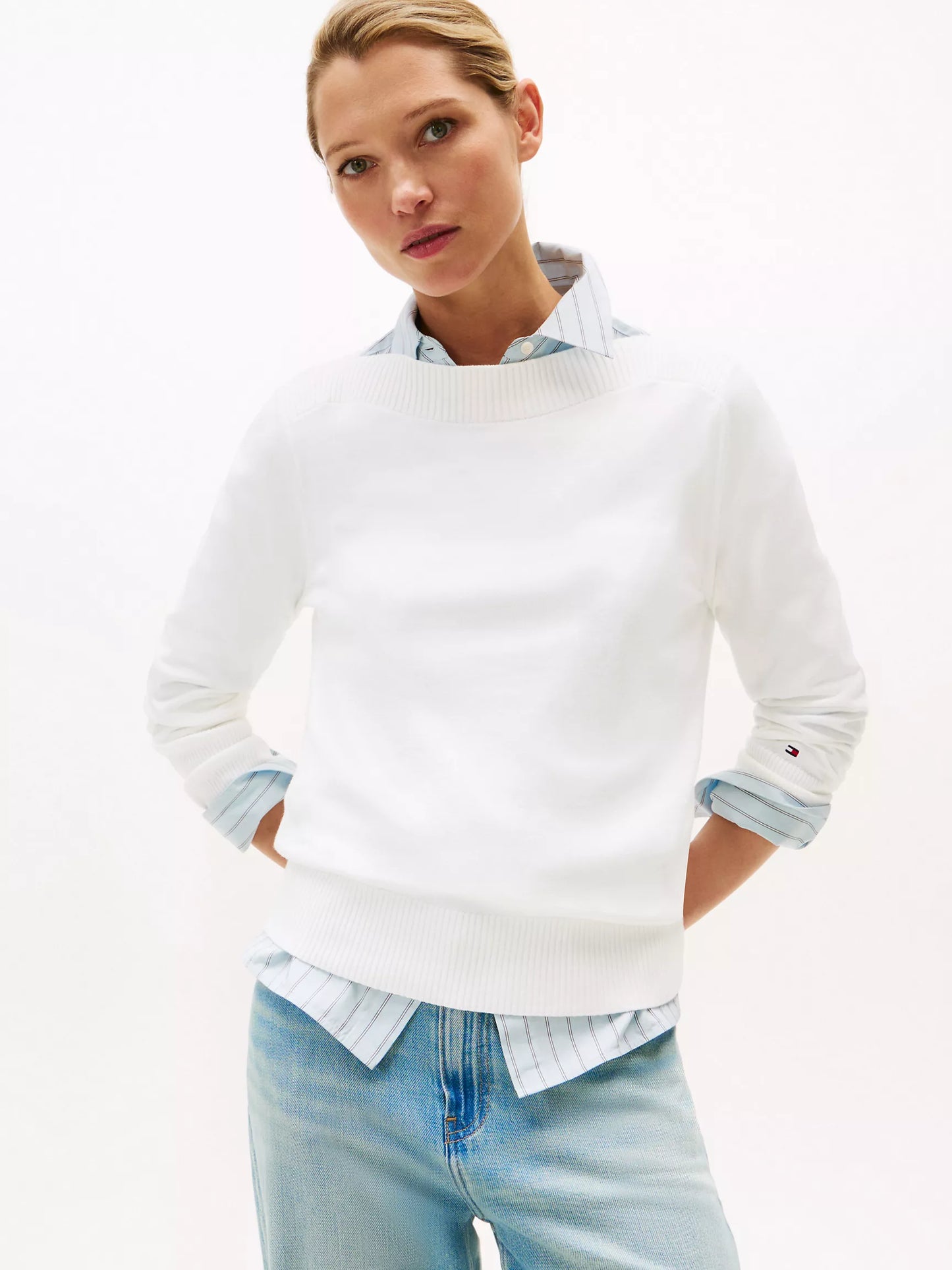Suéter Tommy H blanco de cuello ancho con bandera bordada en puños