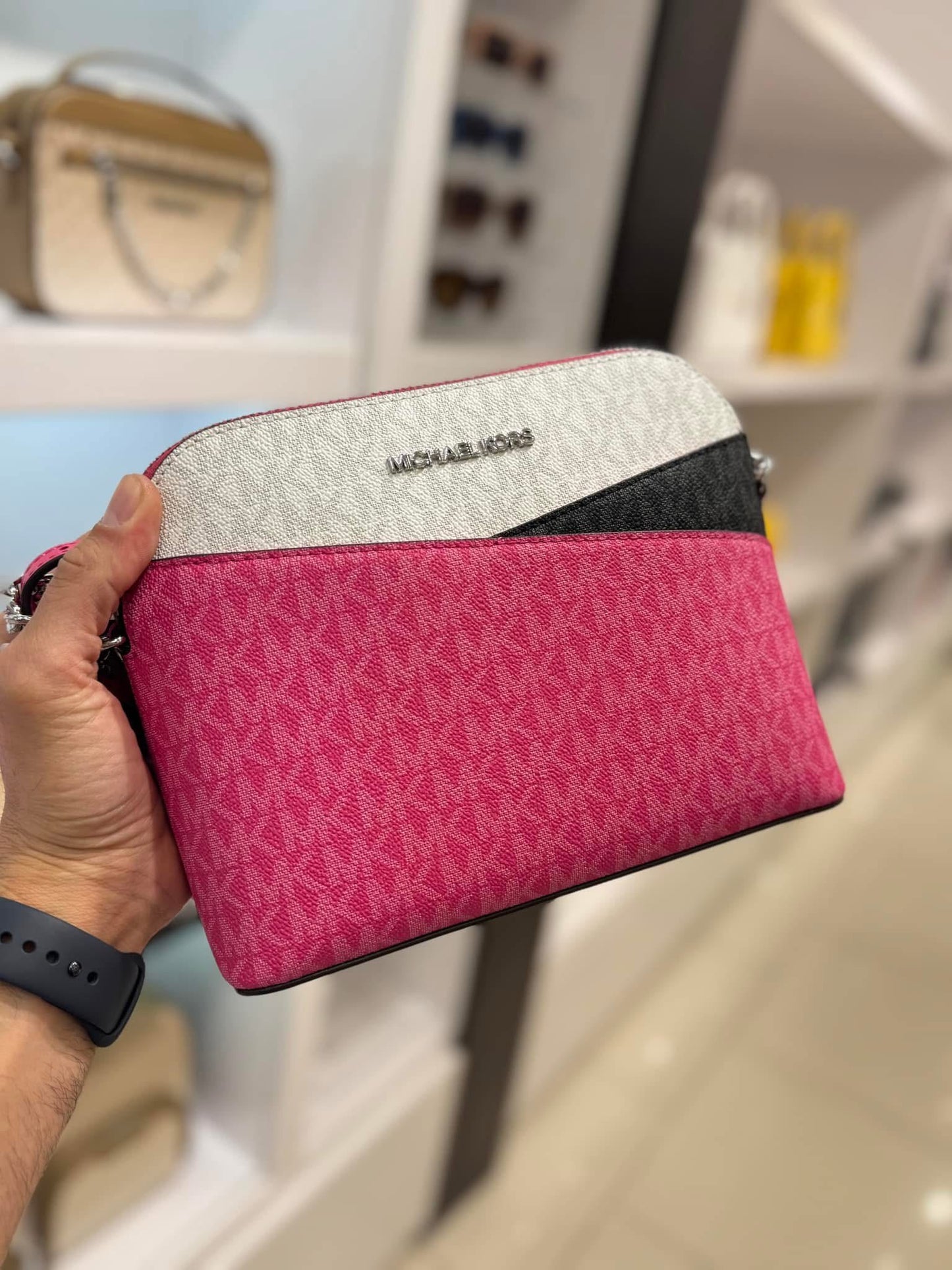 Crossbody Michael k rosa con monogram y detalles en color negro y blanco