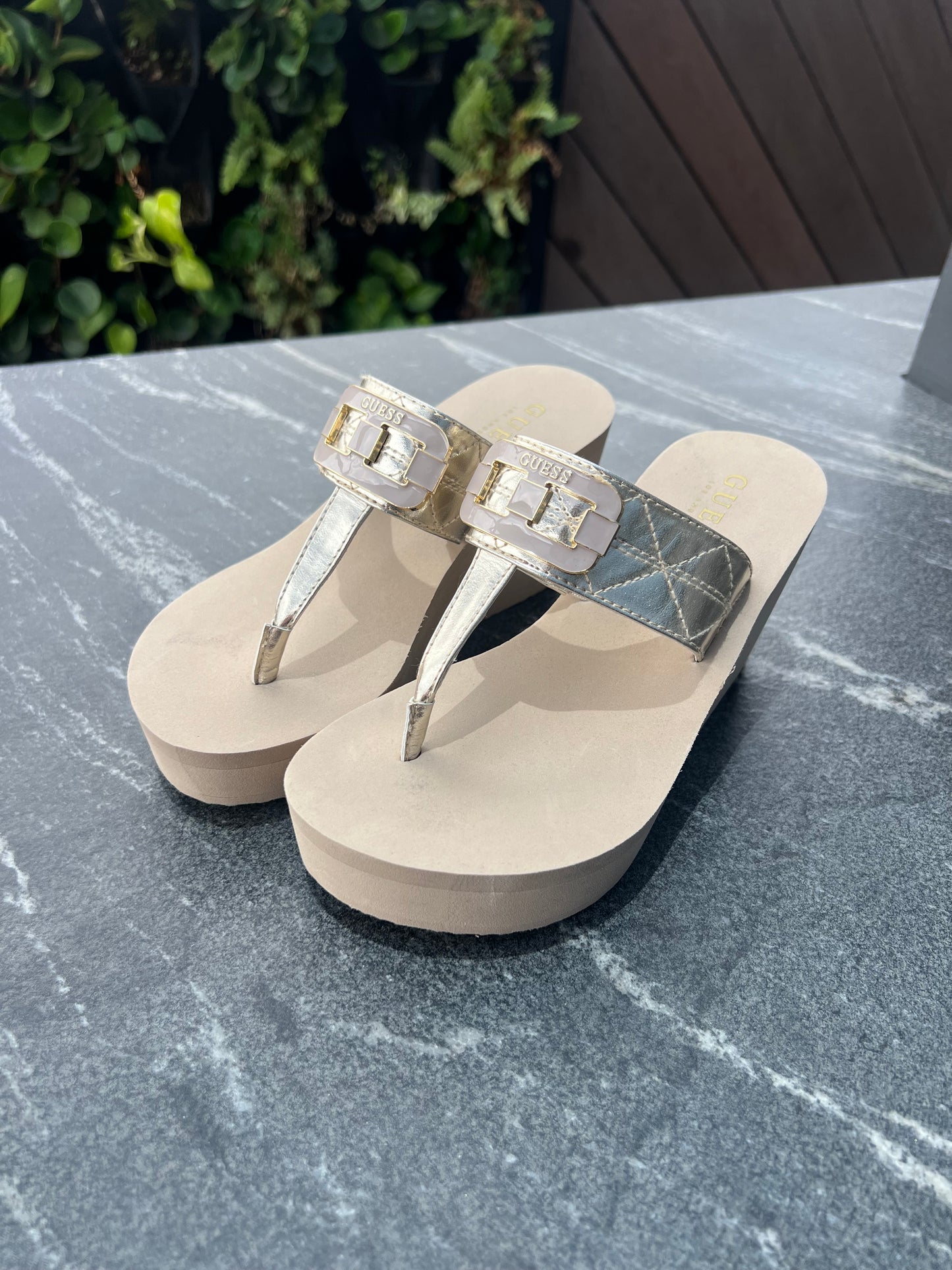 Sandalias Guess beige