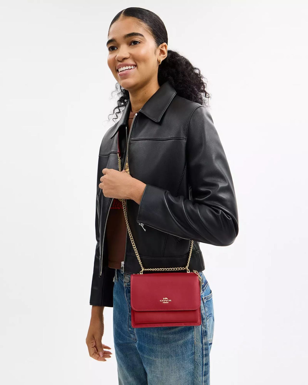 Crossbody Couch True roja, placa y strap de cadena dorada
