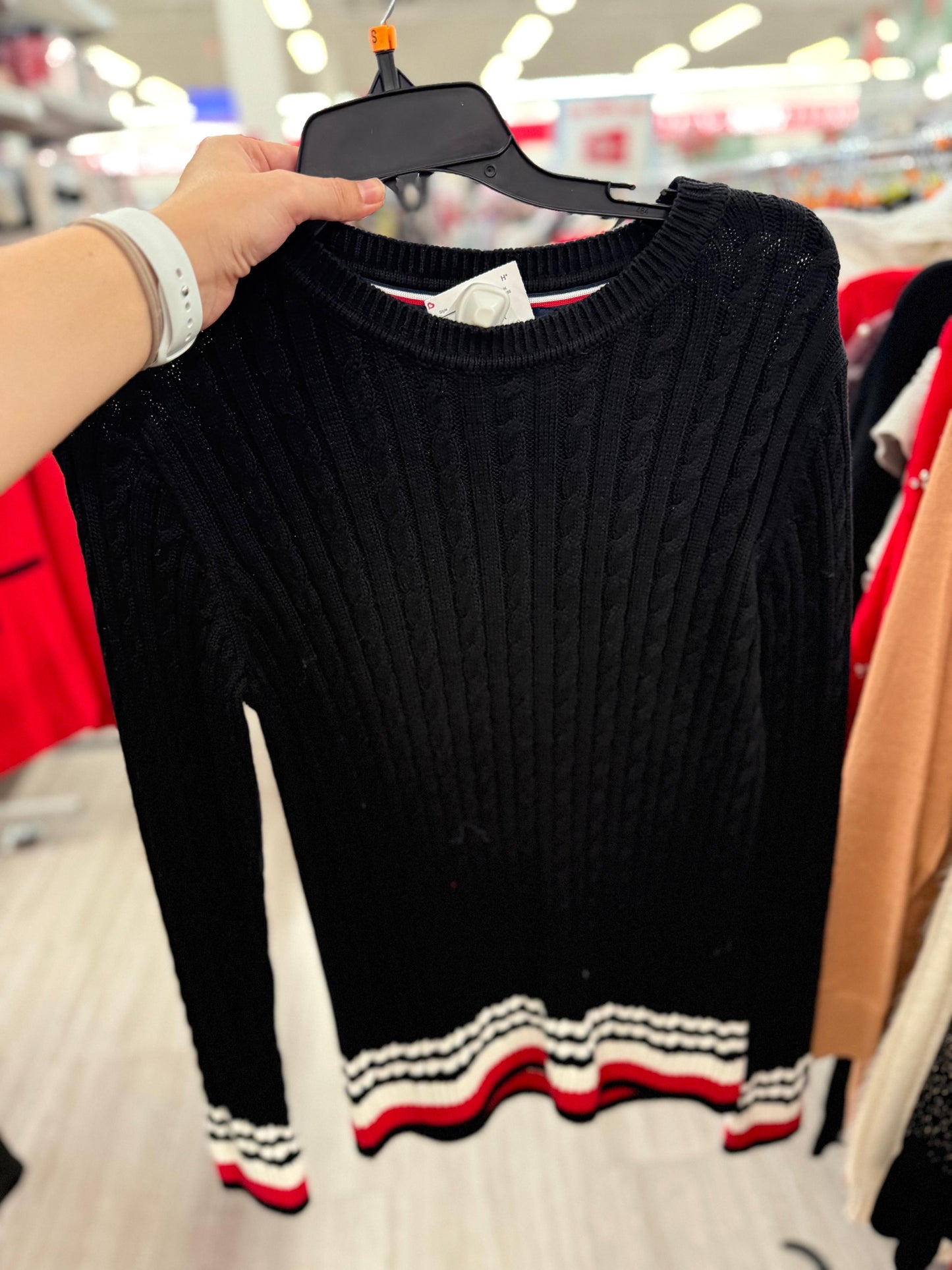 Suéter Tommy H negro bordado con líneas bancas/rojas en parte inferior