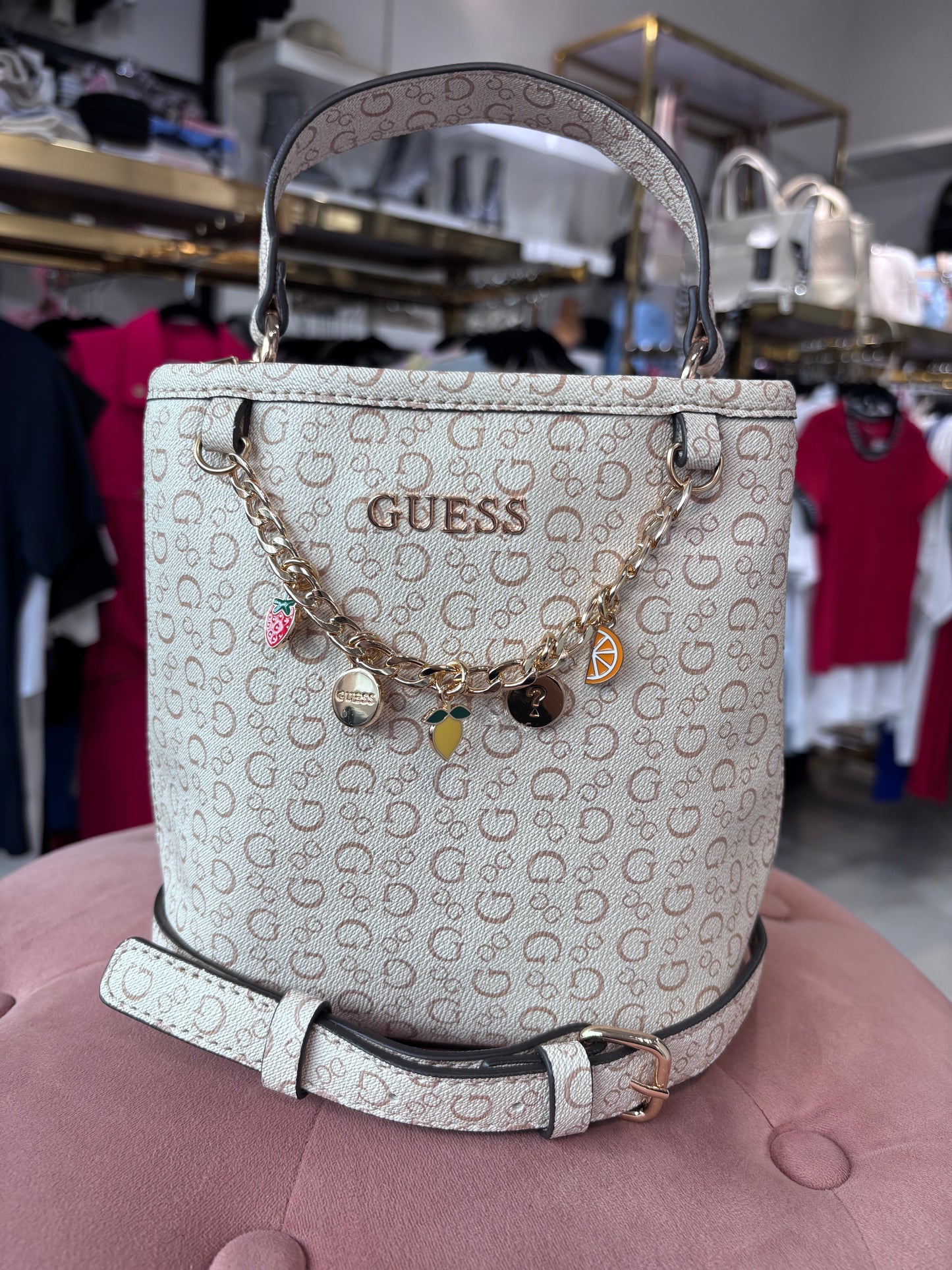 Bucket Guess con dijes de frutas