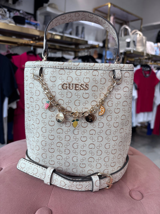 Bucket Guess con dijes de frutas