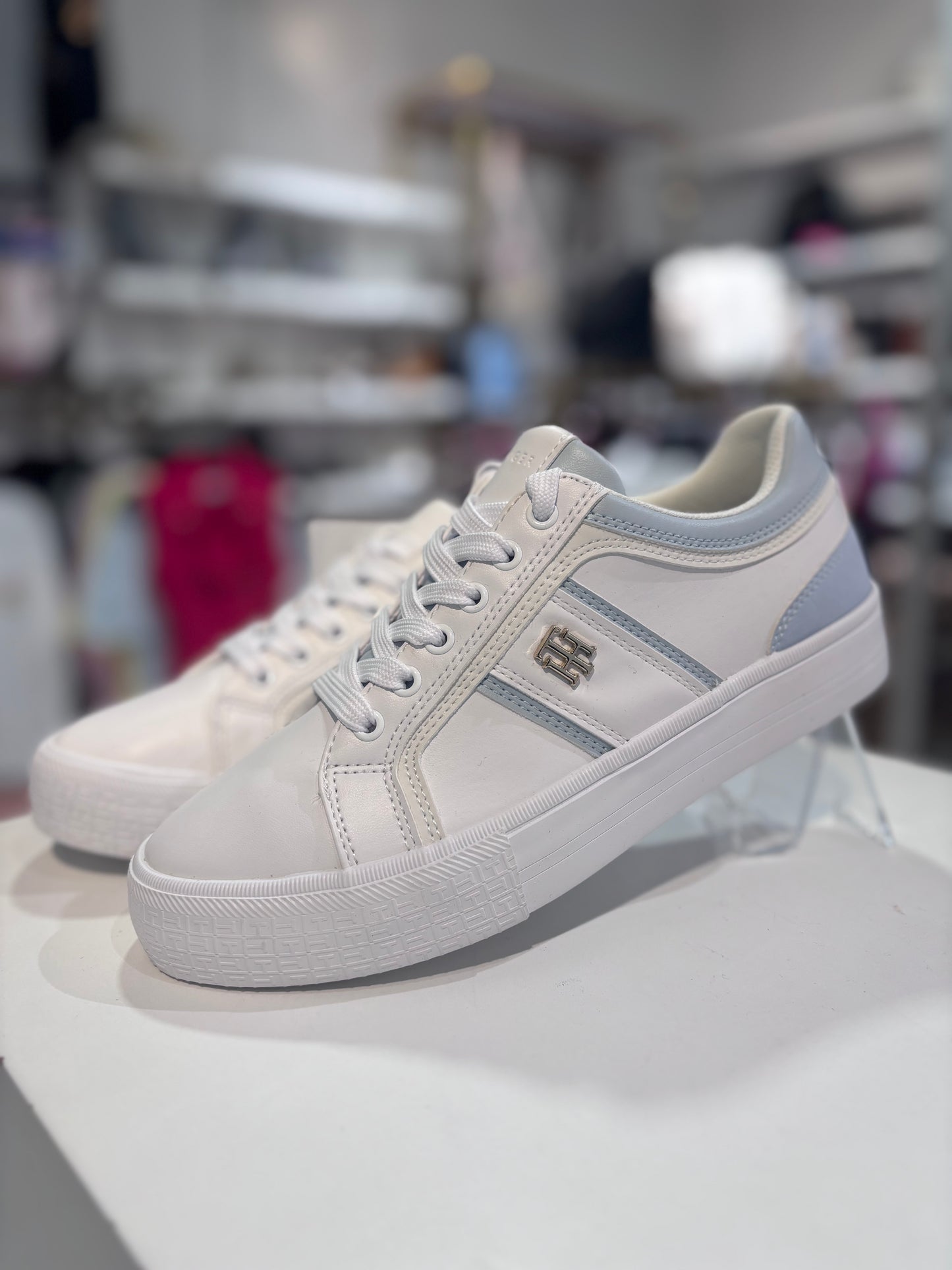Tenis Tommy H blancos con detalles azul claro