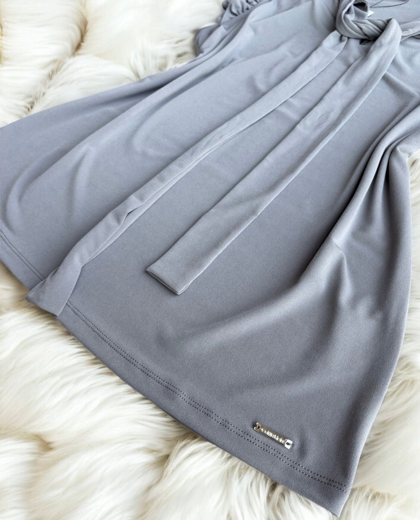 Blusa Calvin K gris con cinta