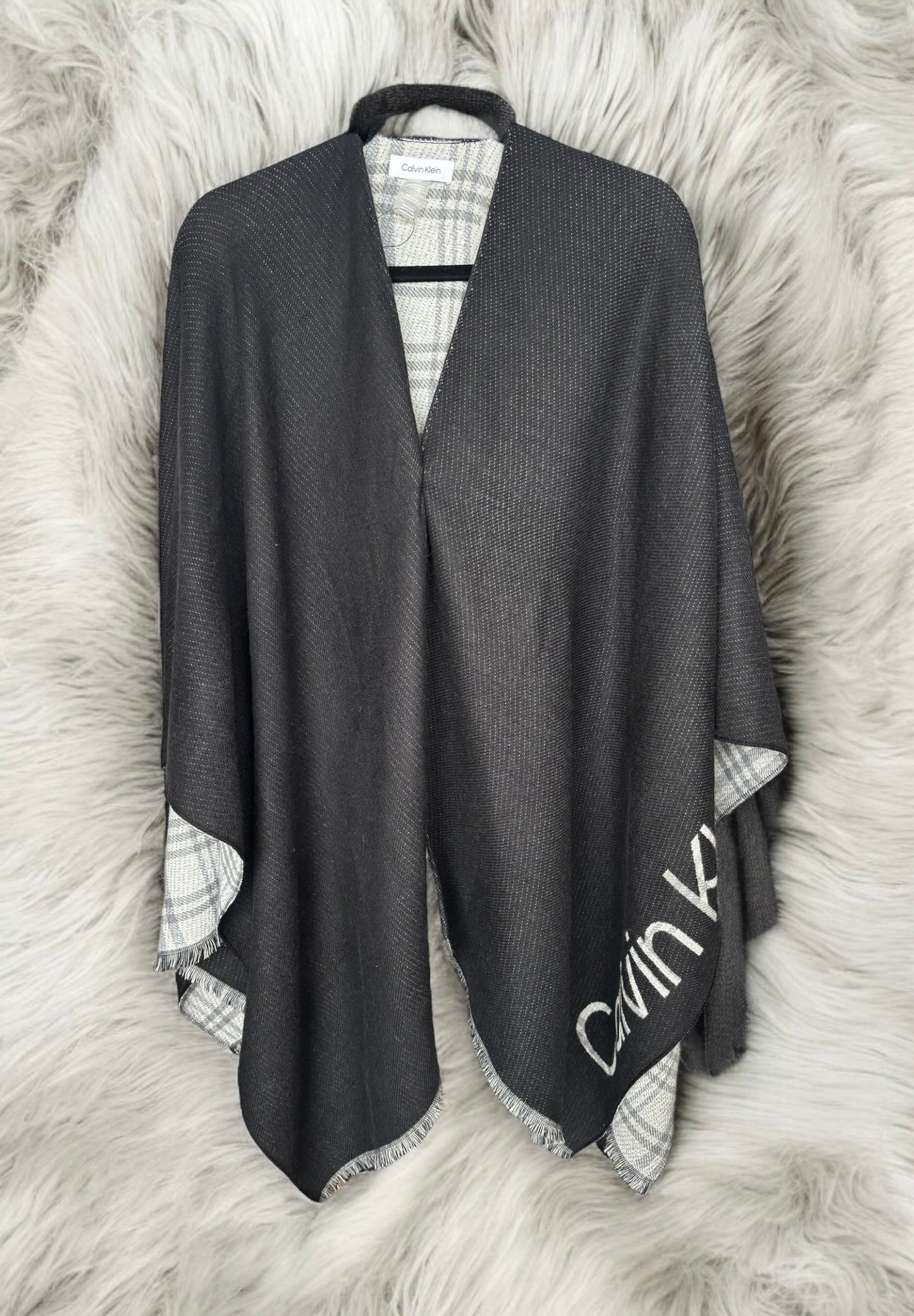 Poncho Calvin K gris/negro y letras blancas