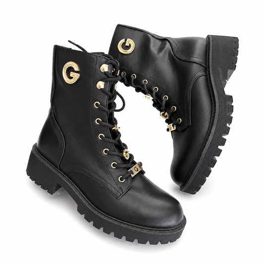 Botas GBG negra con pines de G y corazones