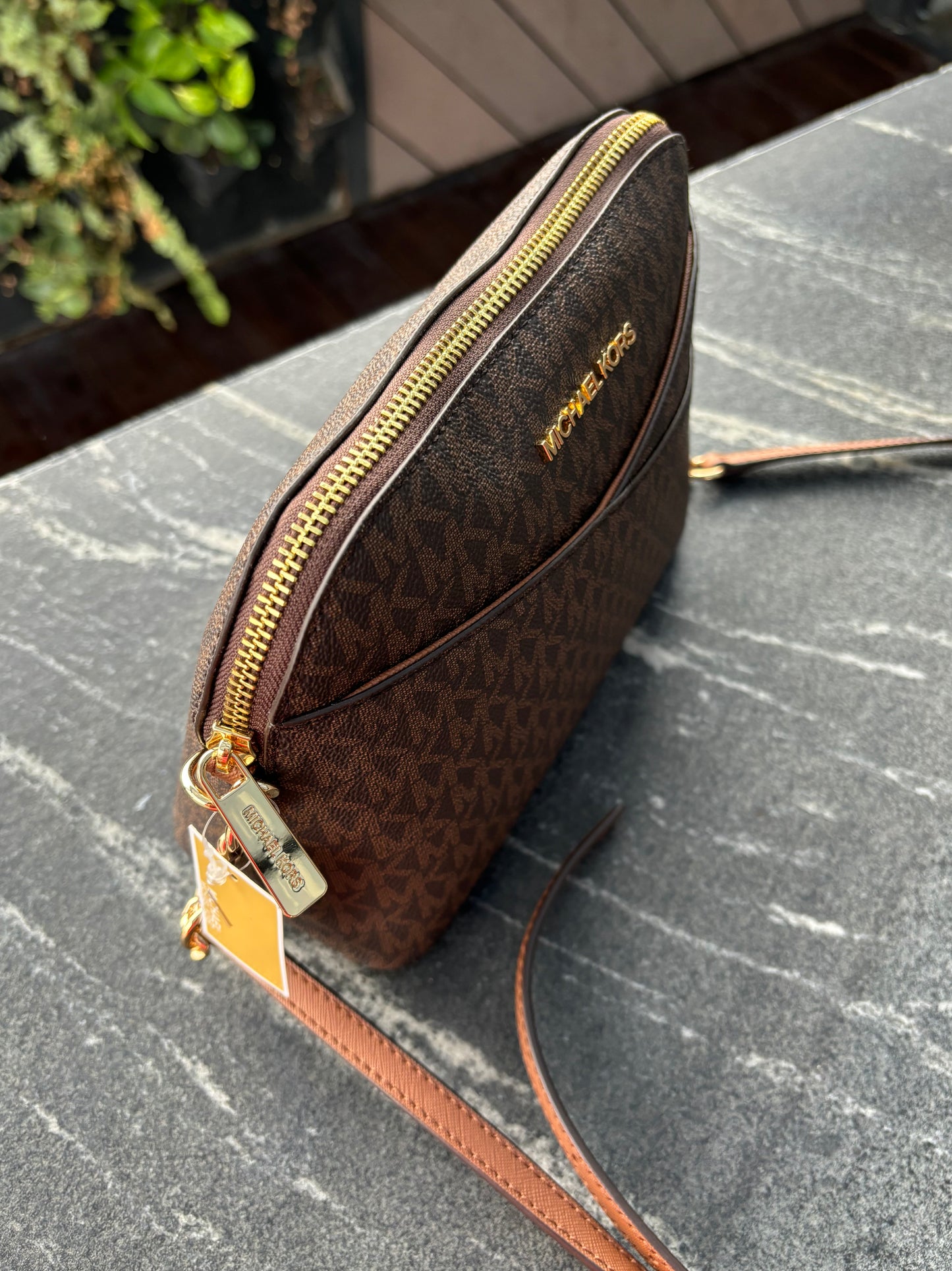 Crossbody Michael K café con monogram