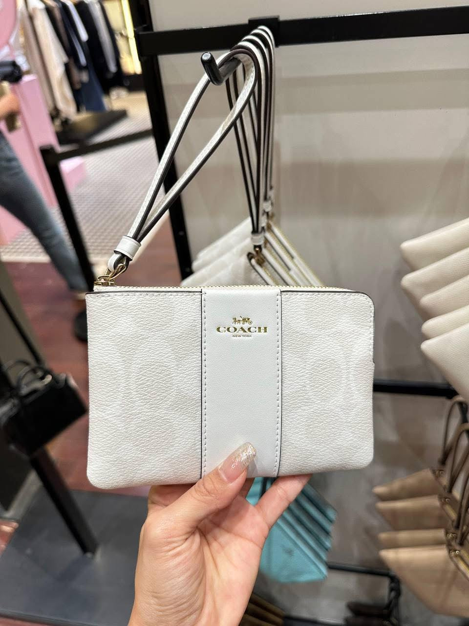 Muñequera Coach blanca/crema, monogram y strap