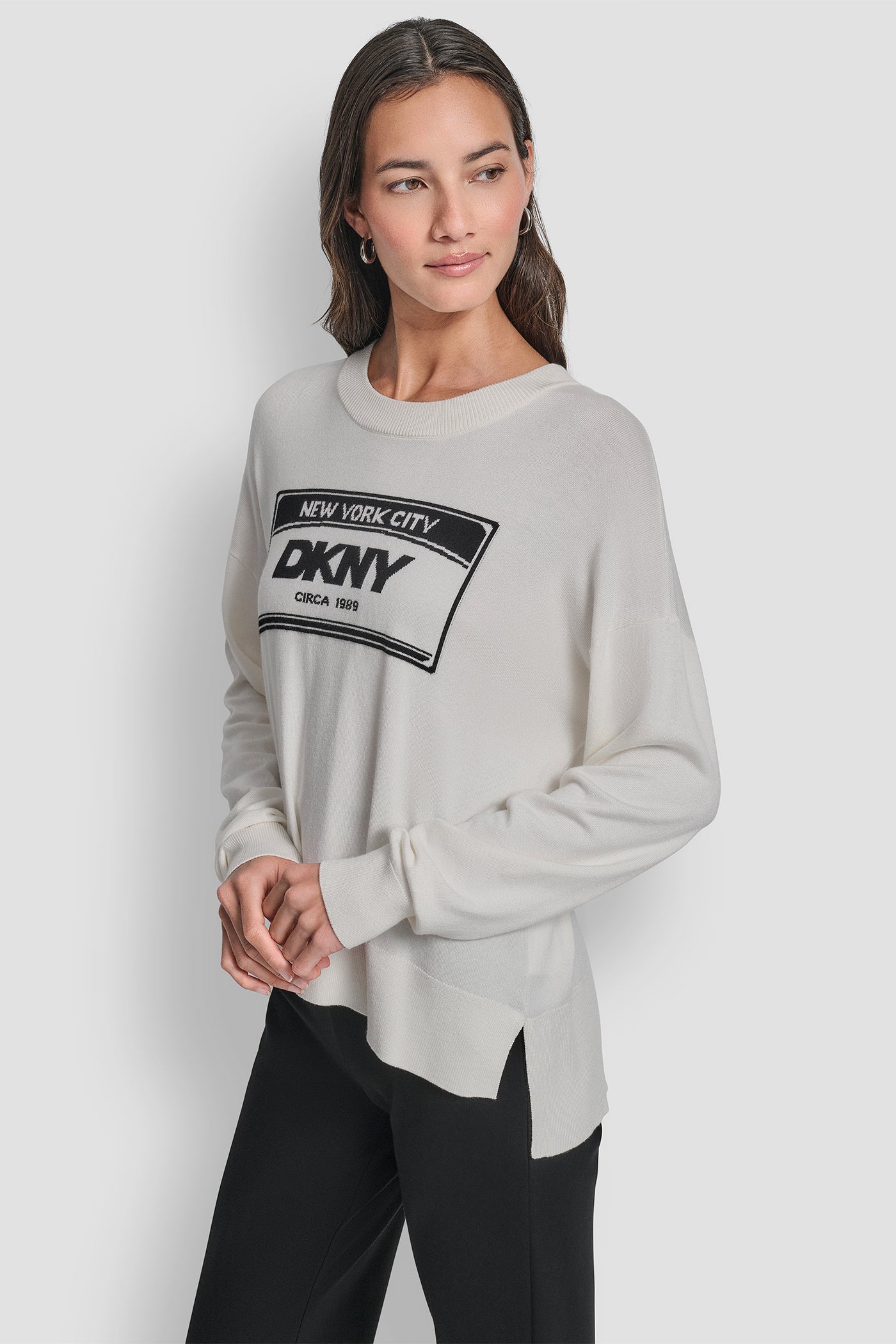 Suéter DKNY blanco con letras negras