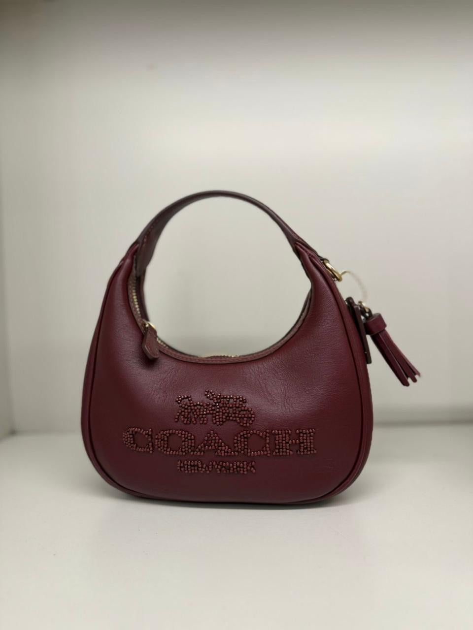 Crossbody/Hobo vino, placa en 3D, doble strap y herrejes dorados