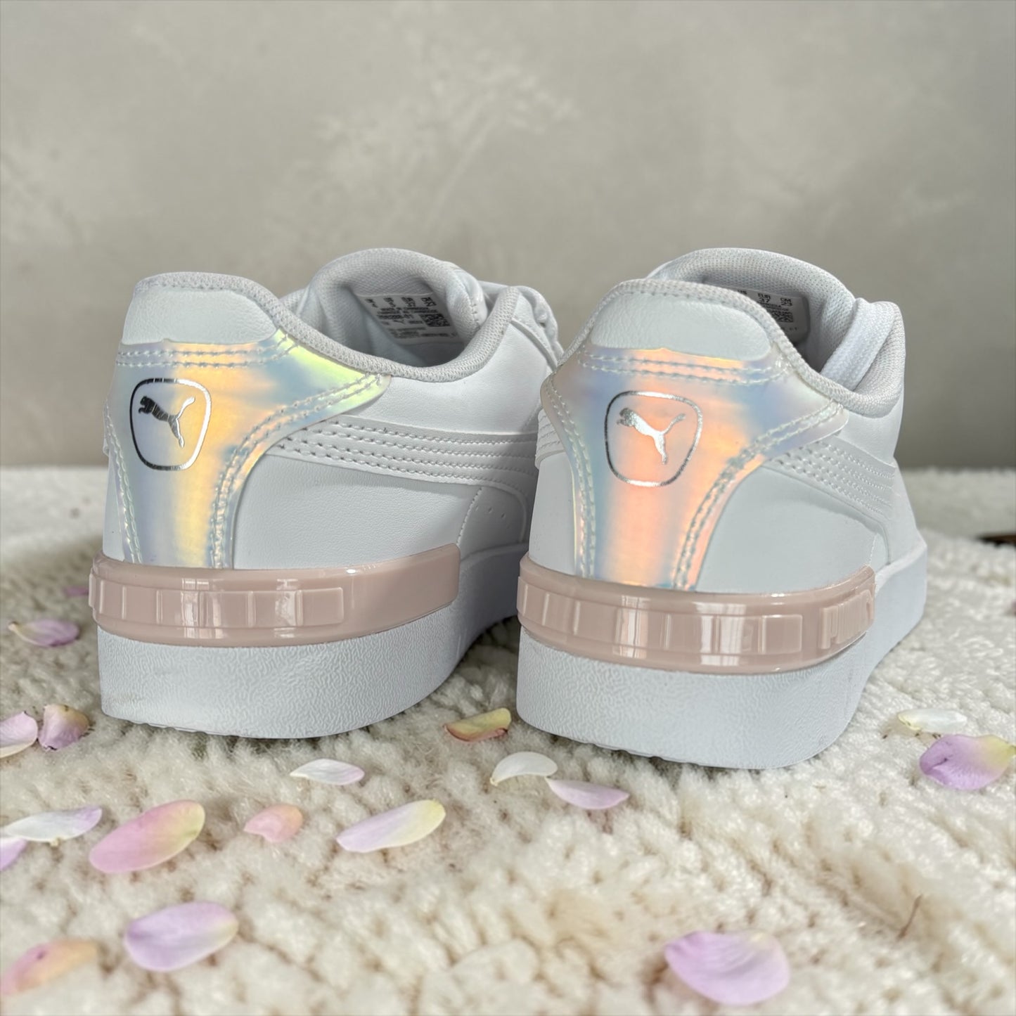 Tenis Puma blancos con detalles tornasol y rosa
