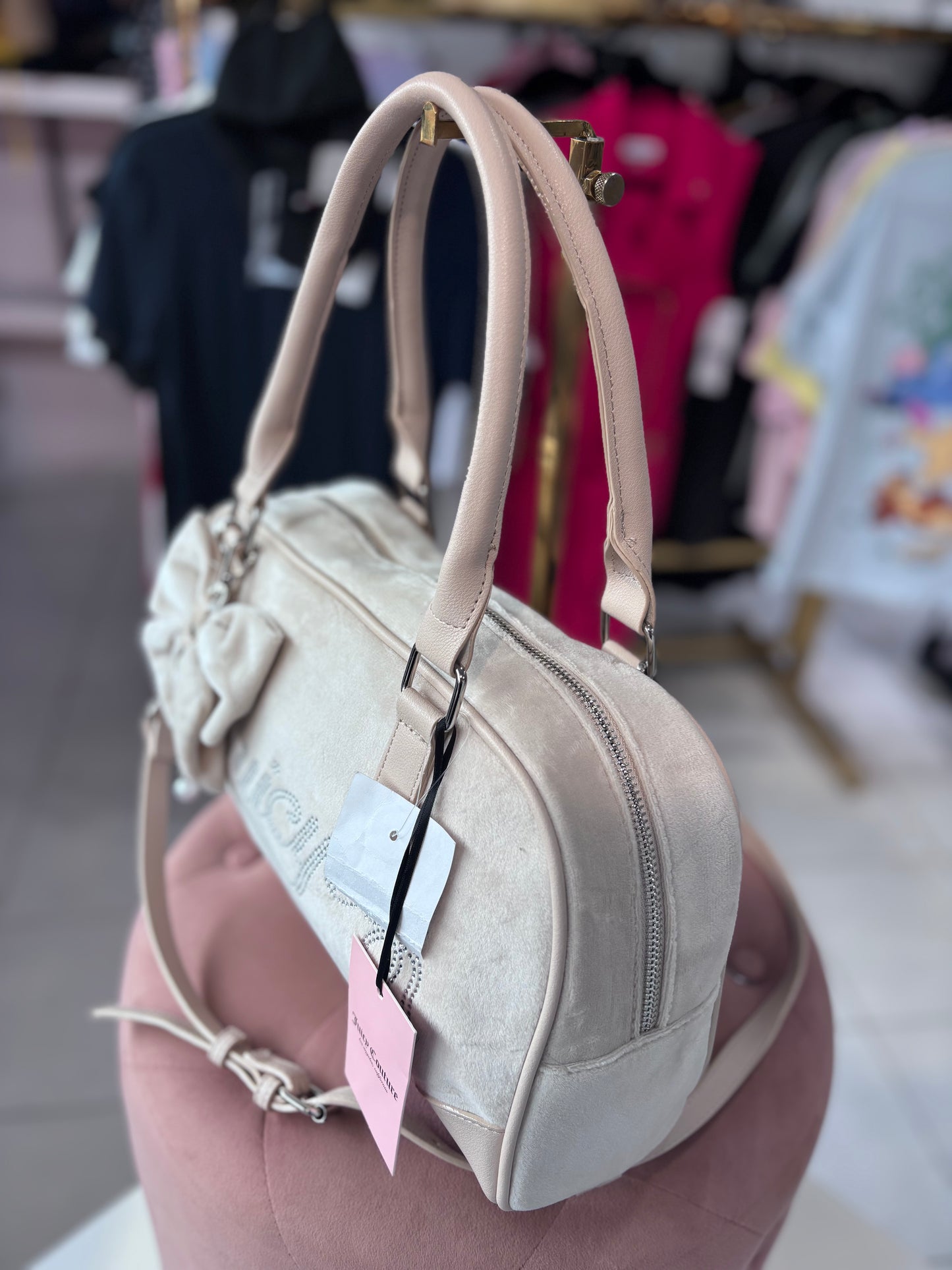 Crossbody Juicy C beige de terciopelo con moño