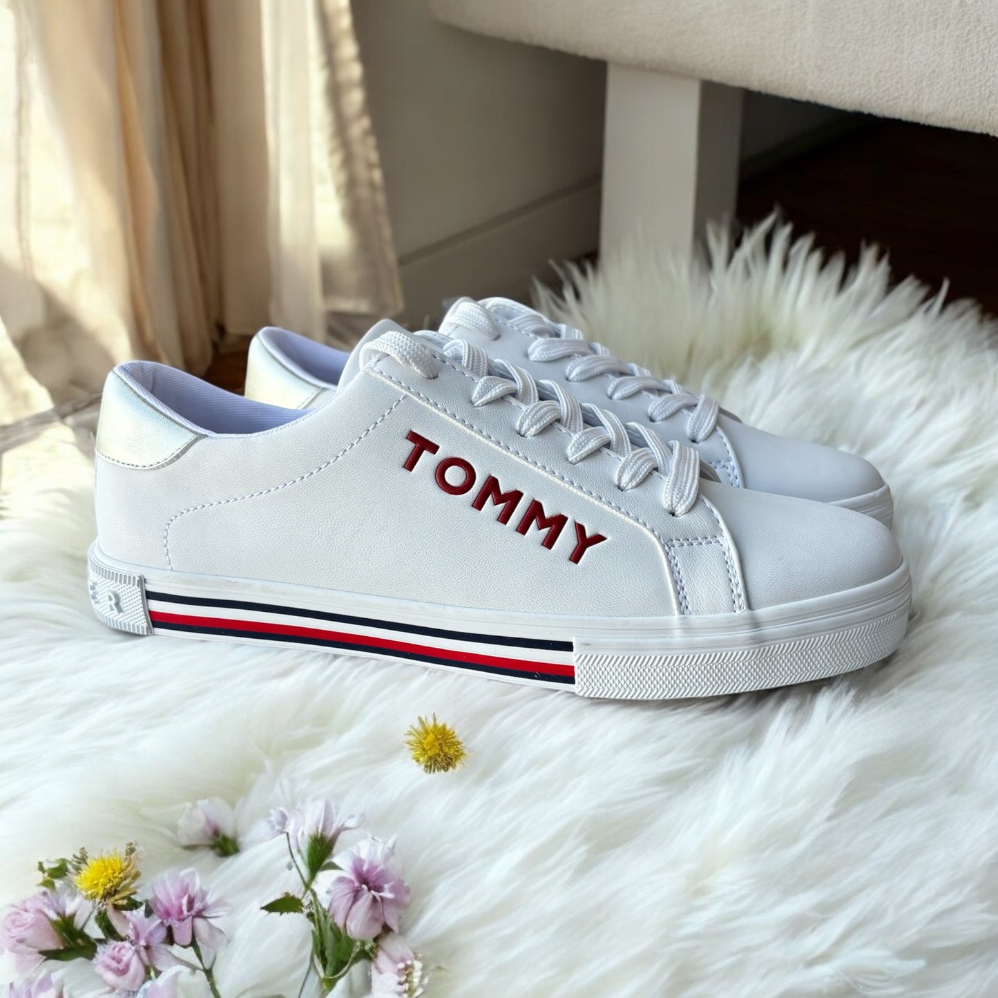 Tenis Tommy H blancos con letras rojas