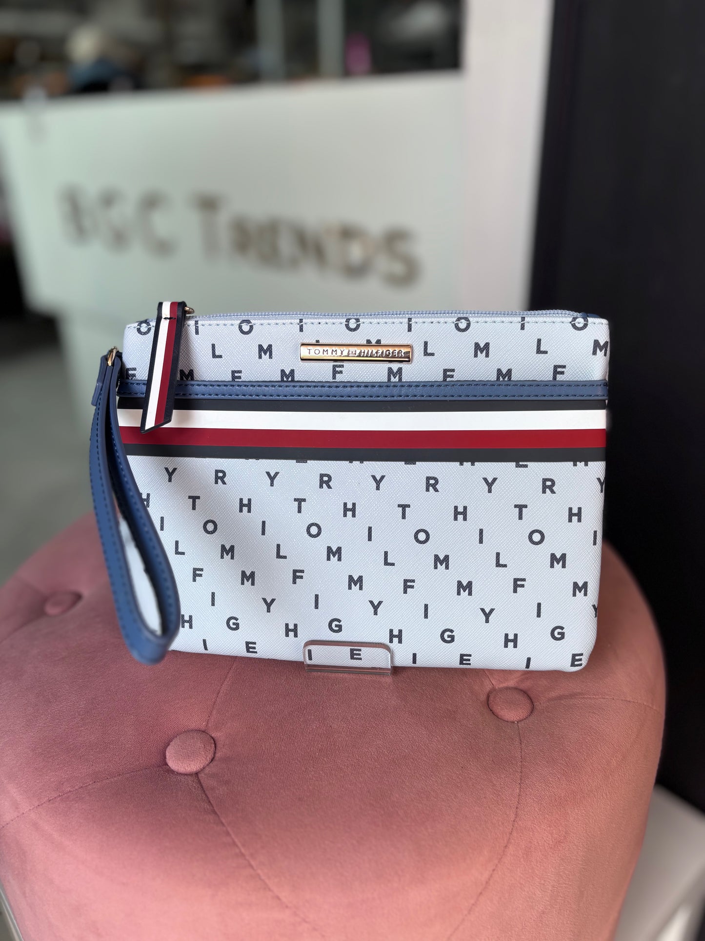 Muñequera Tommy H azul con monogram de letras