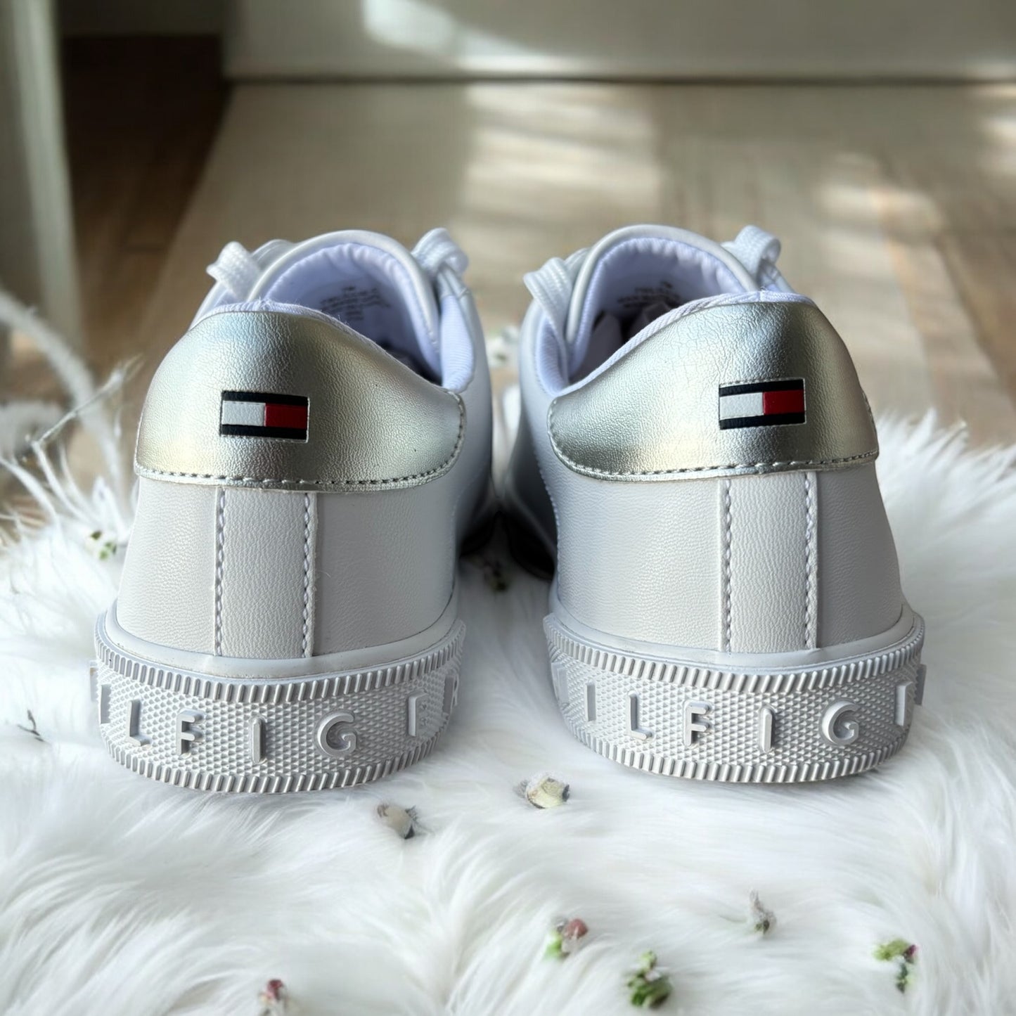 Tenis Tommy H blancos con letras rojas