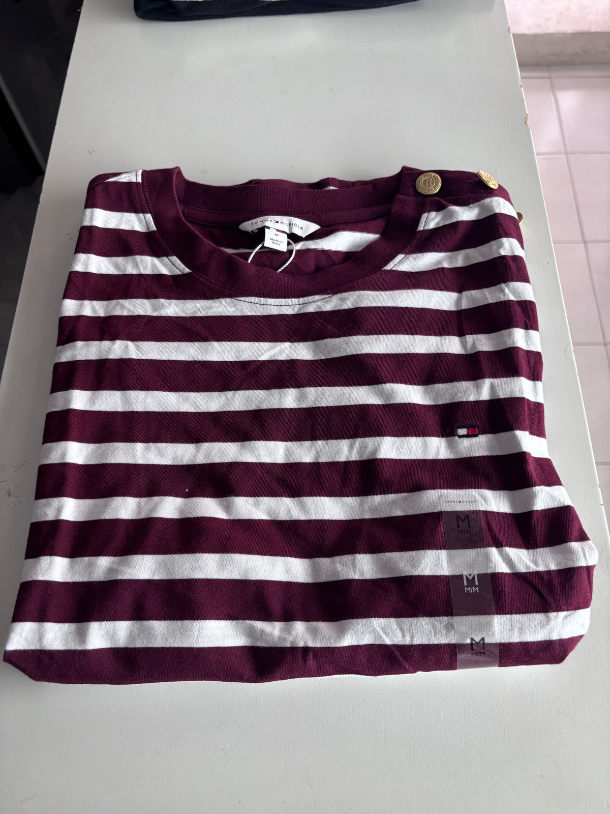 Playera Tommy H blanca con guinda