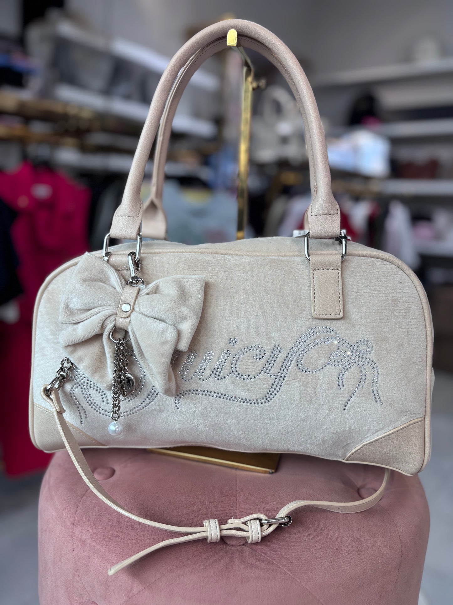 Crossbody Juicy C beige de terciopelo con moño