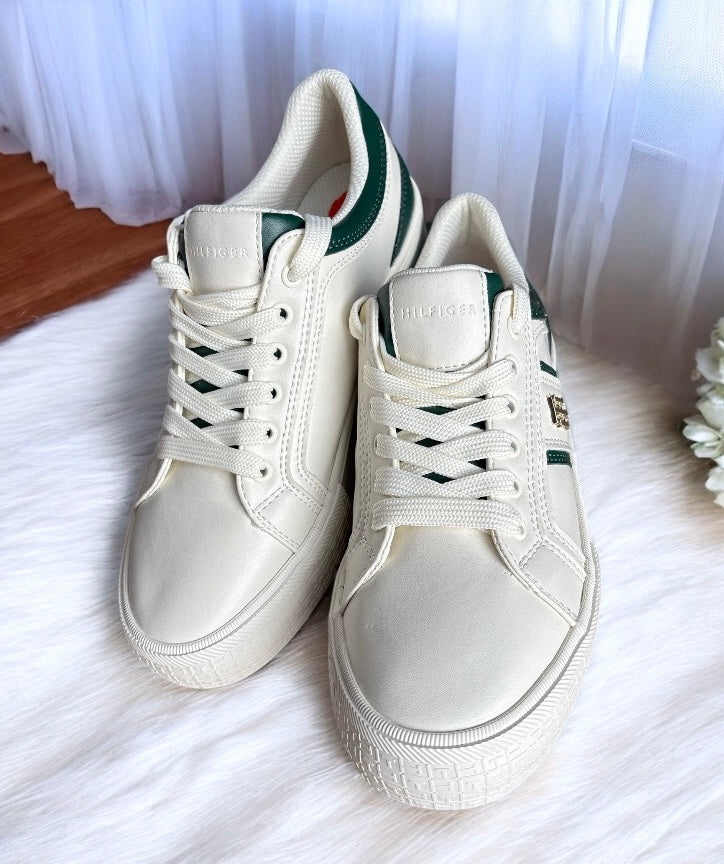 Tenis Tommy H beige con detalles en verde y placa dorada