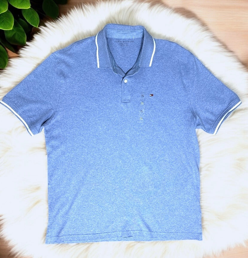 Playera Tommy H tipo polo azul raya de gis, línea mangas/cuello blanco para caballero