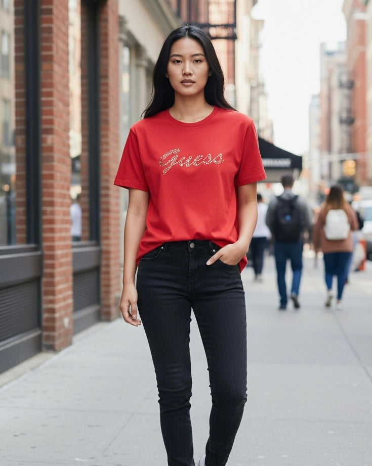 Playera Guess roja con letras de brillos dorados