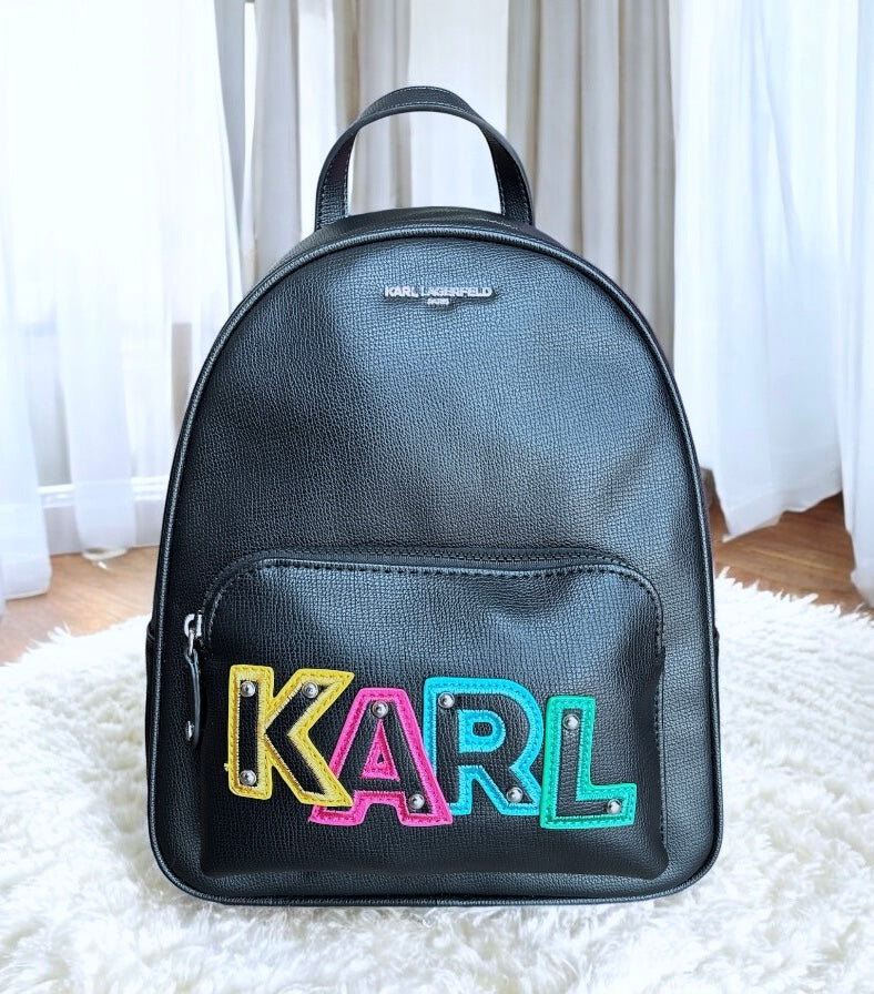 Backpack Karl L negra con letras y strap de colores, placa plateada