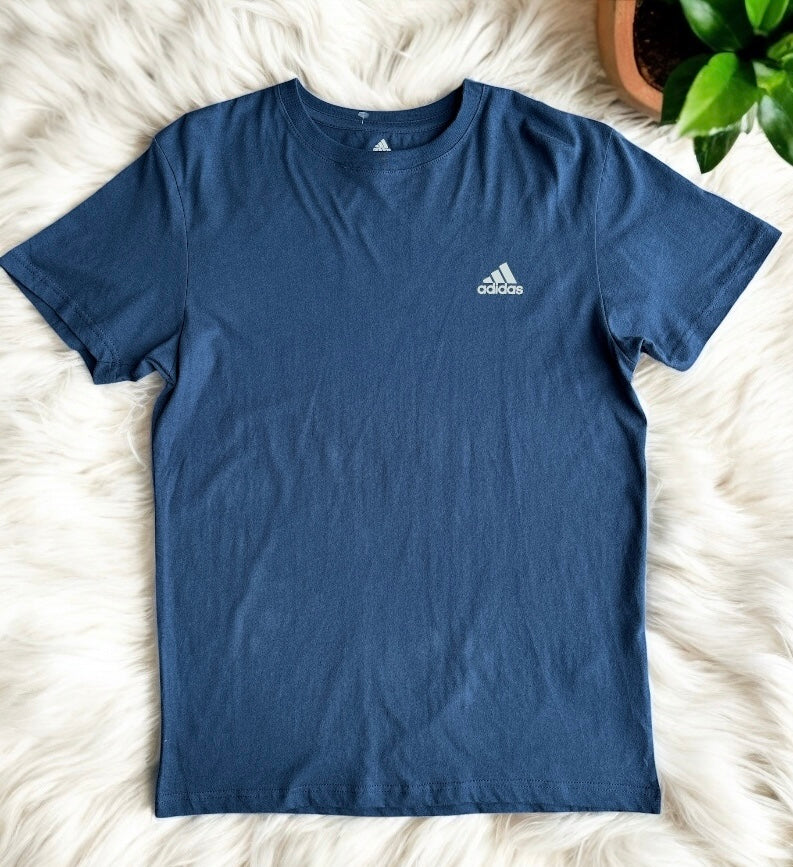 Playera Adidas azul, logo en estampado blanco para caballero