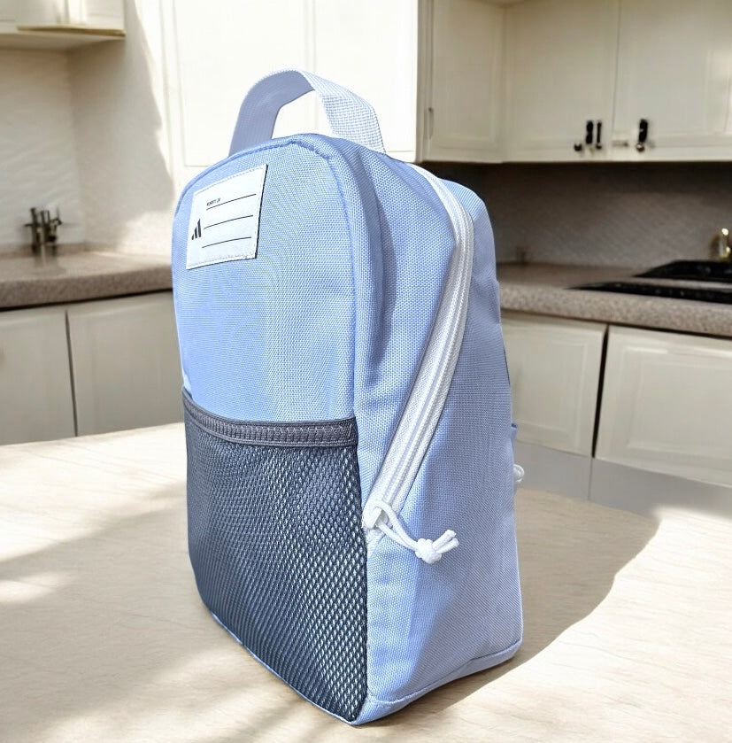 Lunch Bag Adidas azul, letras plateadas, detalles en blanco