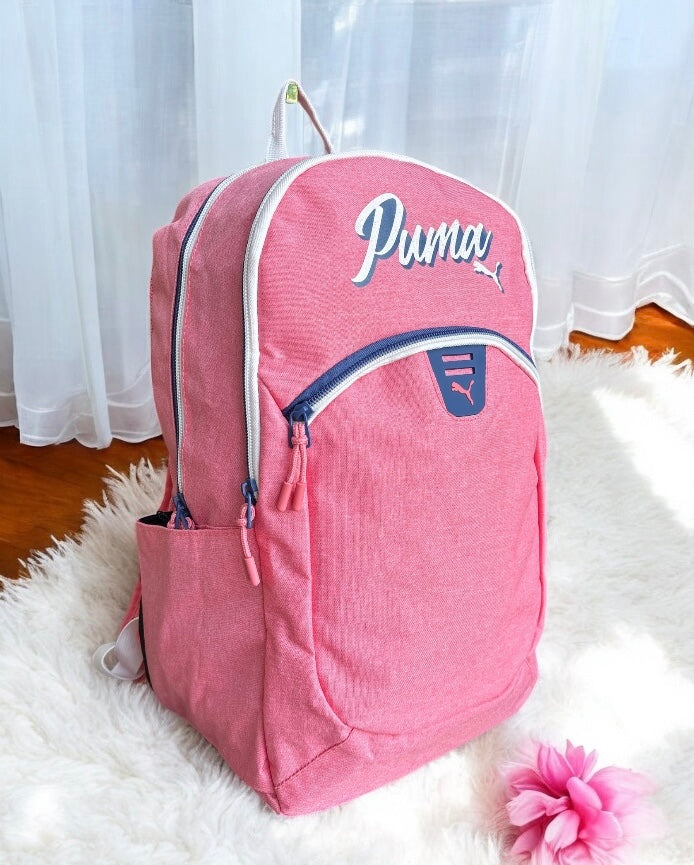 Backpack Puma rosa raya de gis, detalles en blanco/azul  y placa en goma
