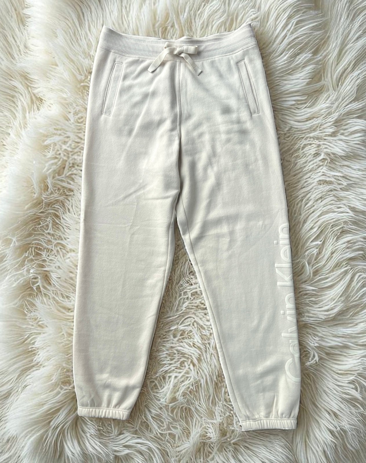 Pants Calvin K beige letras con textura