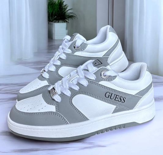 Tenis Guess blanco/gris y placa plateada