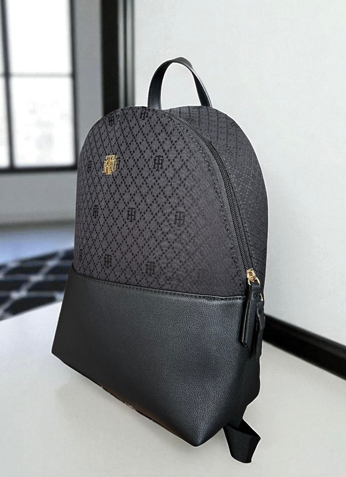 Backpack Tommy H negra con grabado de rombos