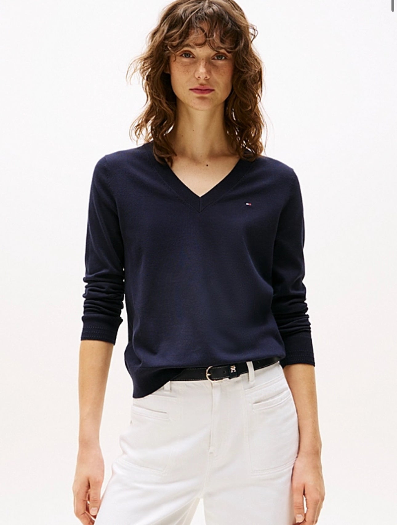 Suéter Tommy H azul marino cuello V, bandera pequeña