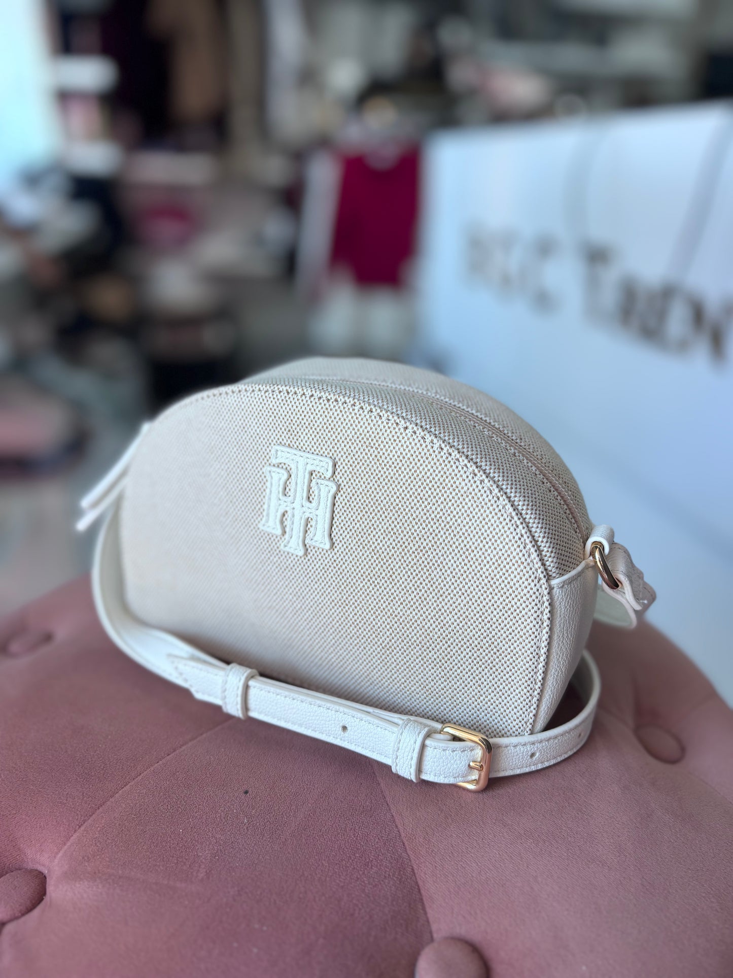 Crossbody Tommy Hilfiger camel con blanco