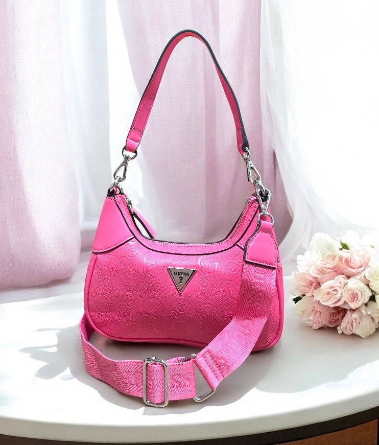 Crossbody/Hobo Guess rosa con monogram grabado, 2 strap y placa plateada
