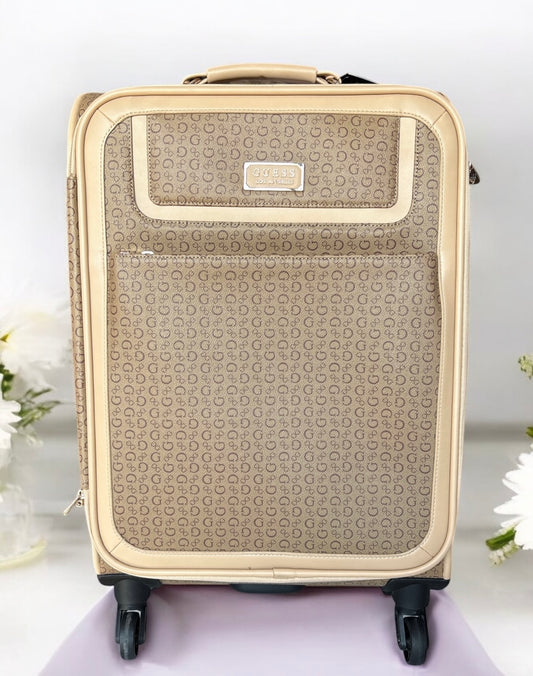 Maleta Guess camel con monogram chocolate, para cabina